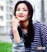 【时尚一点】王菲一身横条纹衬衫造型吸粉无数，少女时代都不落下