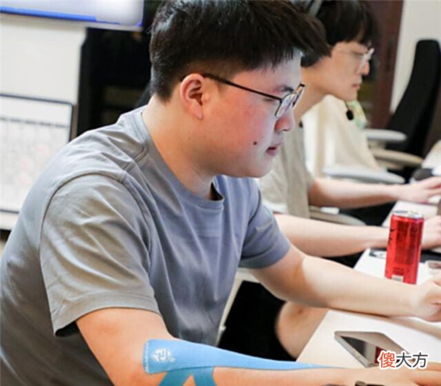 【游戏世界】两位ad面对喷子的态度,deft:每天睡前都看一下,uzi:顶不住了