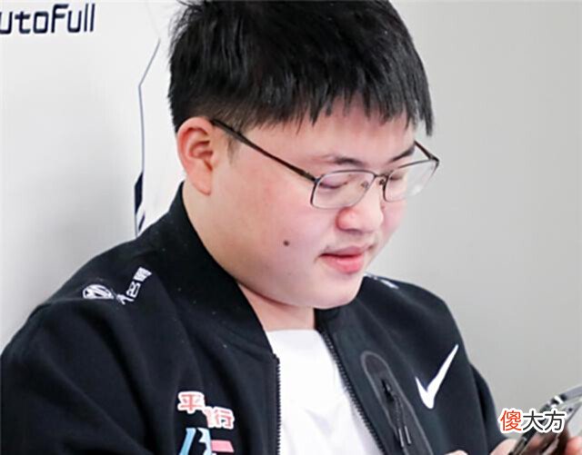 【游戏世界】两位ad面对喷子的态度,deft:每天睡前都看一下,uzi:顶不住了