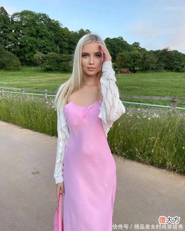 【就爱时尚】模特Polina Malinovskaya塑造红粉佳人,粉红装秀出惊艳性感身材
