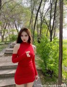 【就爱时尚】小姐姐穿鲜红色的连衣裙配上红色的防晒秀，走在街上格外的吸睛。