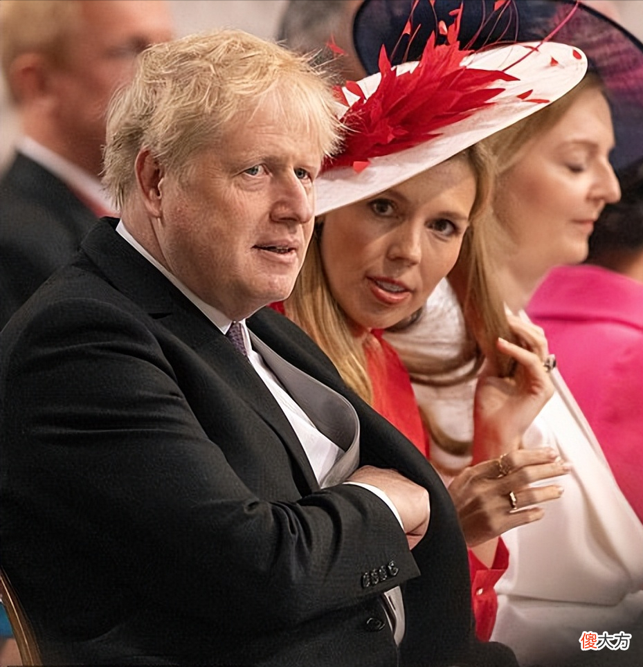 【时尚一点】英国33岁第一夫人真给鲍里斯长脸！穿红裙真美，比凯特梅根还出彩