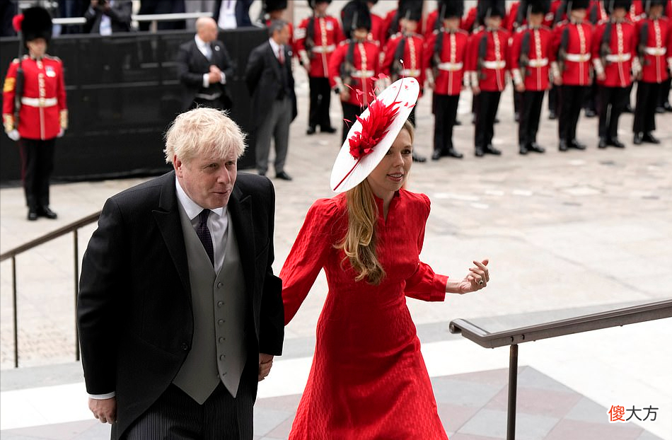 【时尚一点】英国33岁第一夫人真给鲍里斯长脸！穿红裙真美，比凯特梅根还出彩