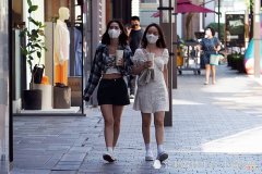 【就爱时尚】清凉舒适的穿着打扮，是夏季女生的首选，裙装短裤必不可少