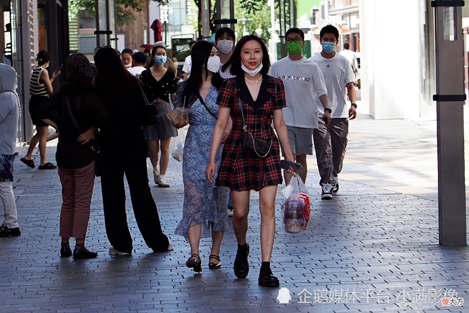 【就爱时尚】清凉舒适的穿着打扮，是夏季女生的首选，裙装短裤必不可少