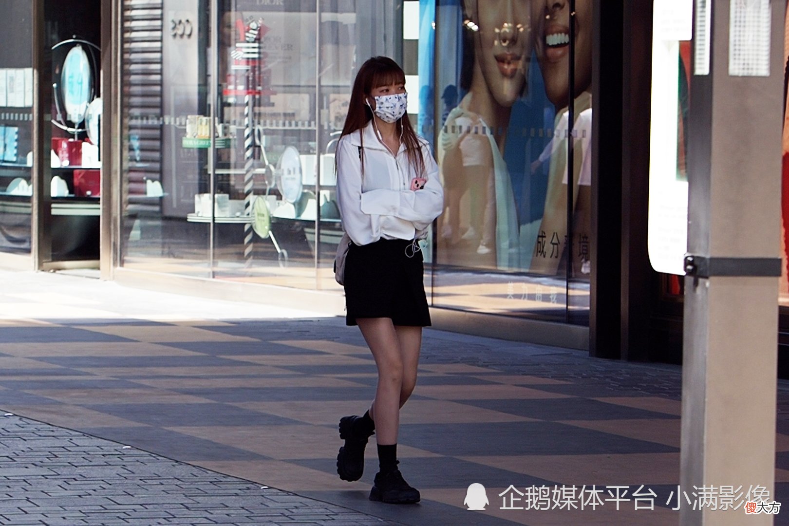 【就爱时尚】清凉舒适的穿着打扮，是夏季女生的首选，裙装短裤必不可少