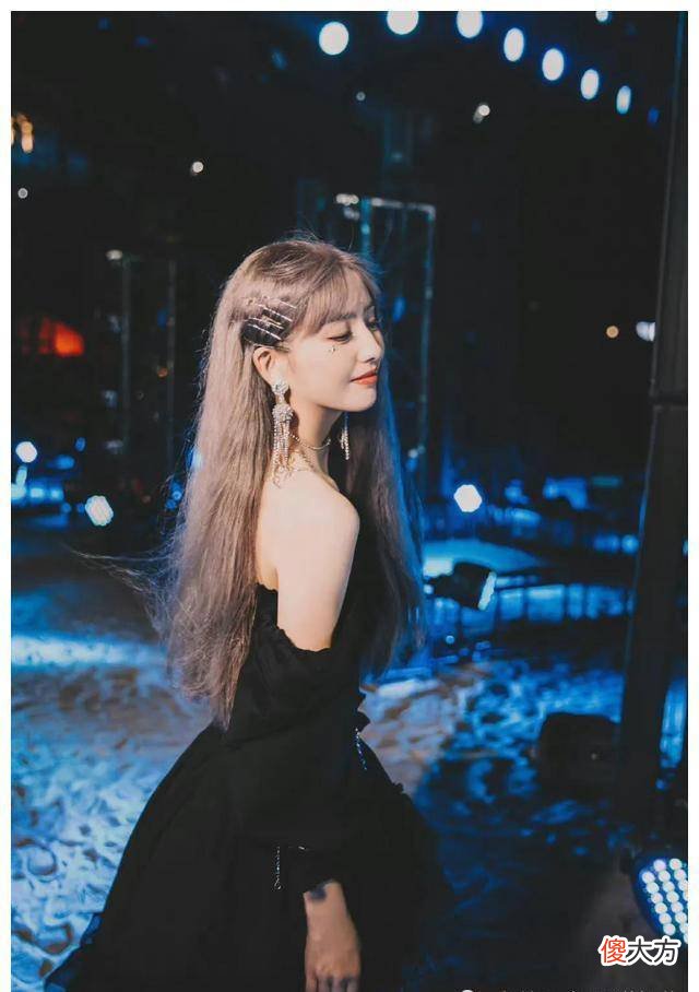 【就爱时尚】迪丽热巴、古力娜扎、佟丽娅三位新疆美女，谁更胜一筹？