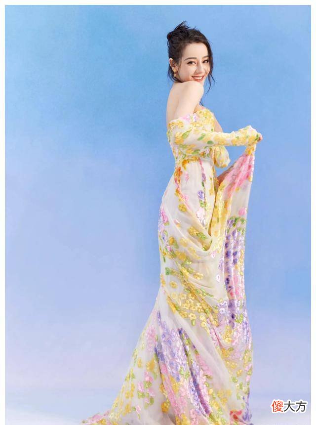 【就爱时尚】迪丽热巴、古力娜扎、佟丽娅三位新疆美女，谁更胜一筹？