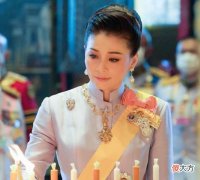 【时尚一点】苏提达生日宴真寒酸，90岁诗丽吉不借皇冠，塑料发箍撑不起门面