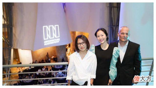 【时尚一点】江一燕获美国建筑师大奖，穿长袖长裙出席活动，谁更亮了