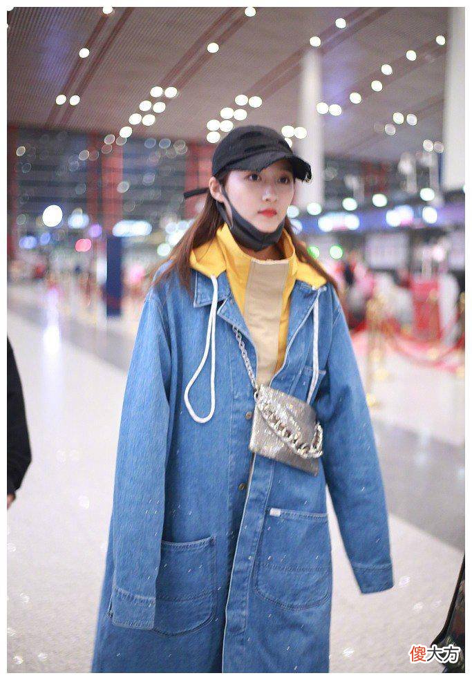 【就爱时尚】关晓彤穿着牛仔服风格的长风衣，看起来非常时尚
