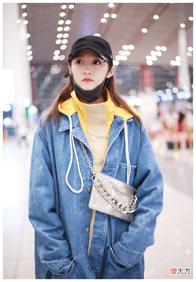【就爱时尚】关晓彤穿着牛仔服风格的长风衣，看起来非常时尚
