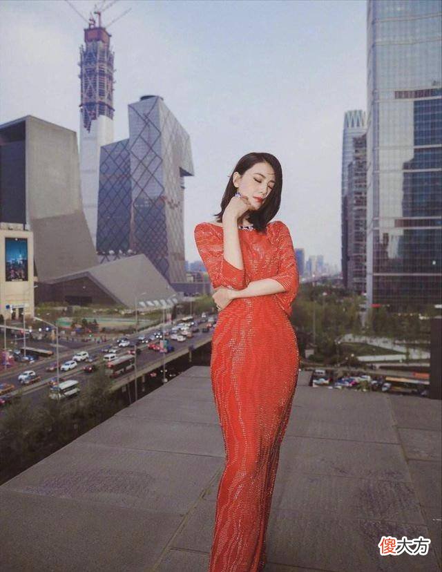 【就爱时尚】高圆圆怎么用最平常的衣服穿出最优雅的气质，看起来妩媚有女人味