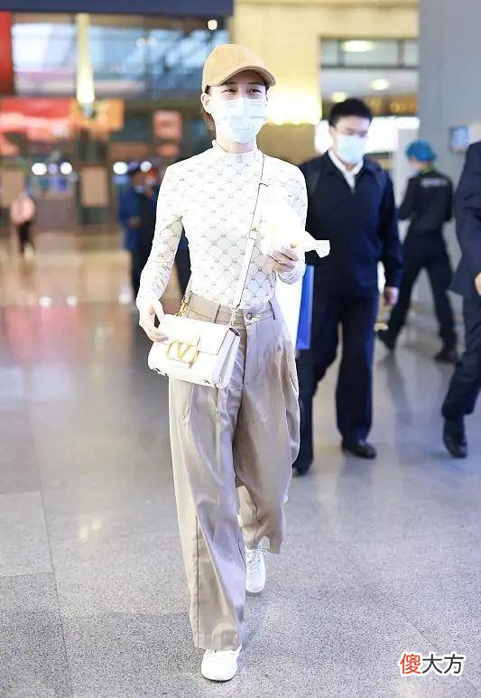 【就爱时尚】何超莲穿搭小知识：紧身时尚衫和长裤，美化身材比例完美