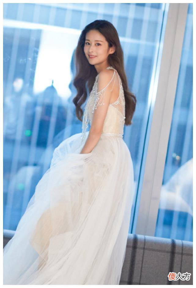【时尚一点】结婚的颖儿真大胆，婚纱下摆都是粉色的，看起来像云一样