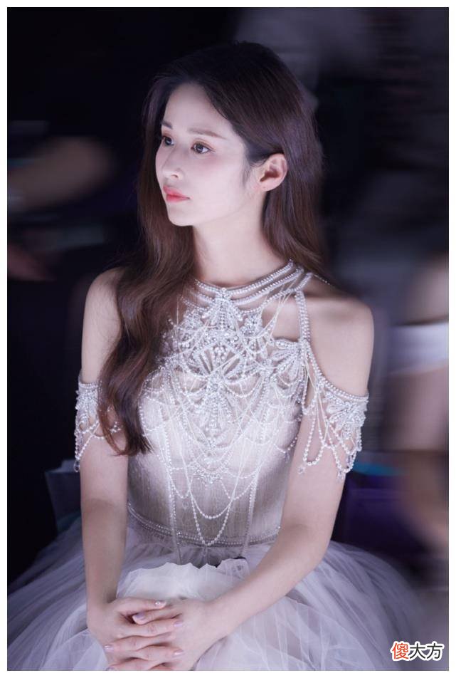 【时尚一点】结婚的颖儿真大胆，婚纱下摆都是粉色的，看起来像云一样