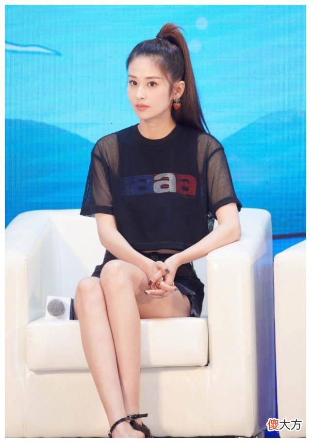 【时尚一点】结婚的颖儿真大胆，婚纱下摆都是粉色的，看起来像云一样