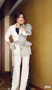 【时尚一点】刘晓庆身材如少女一般，黑色吊带搭配条纹九分裤，清新气质满满