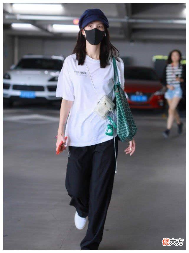 【就爱时尚】金晨出席活动，点燃了“奶奶买菜的包”，网友：颜色漂亮