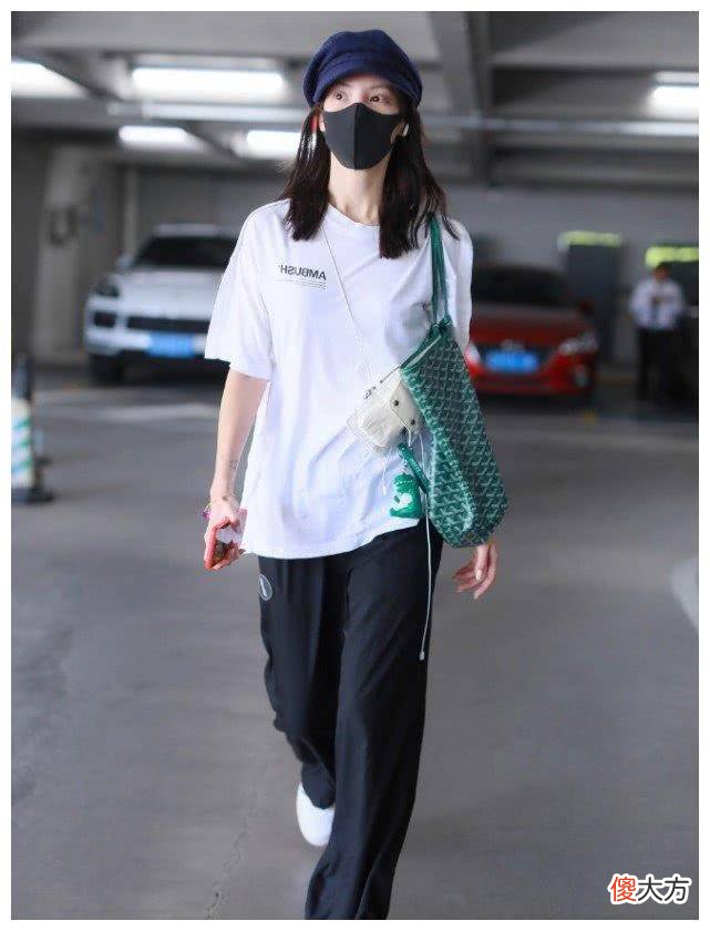 【就爱时尚】金晨出席活动，点燃了“奶奶买菜的包”，网友：颜色漂亮