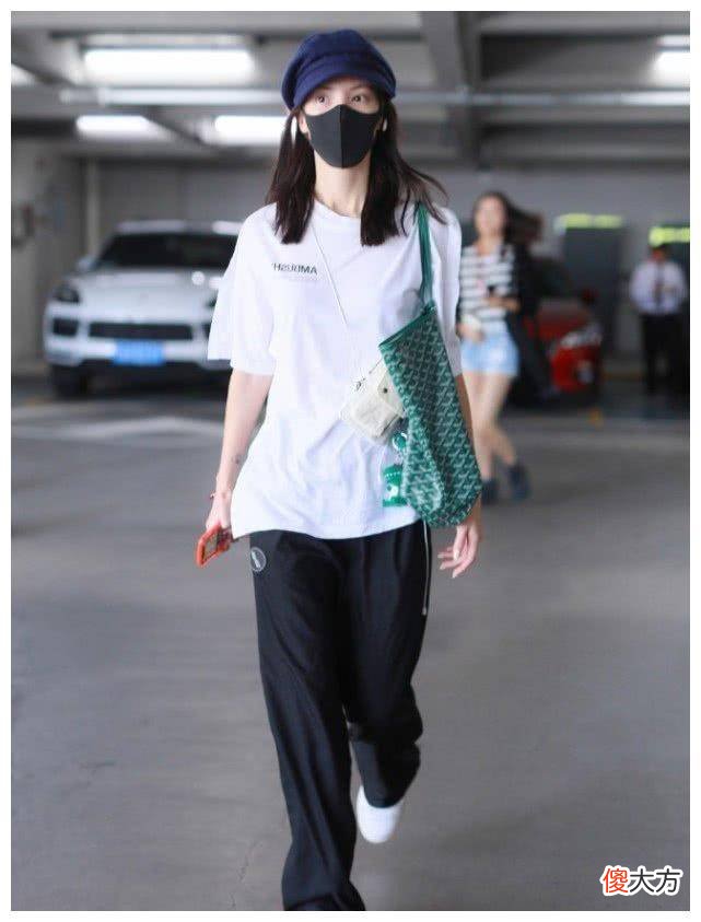 【就爱时尚】金晨出席活动，点燃了“奶奶买菜的包”，网友：颜色漂亮