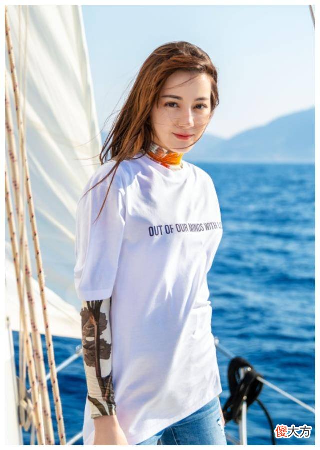 【就爱时尚】迪丽热巴穿着普通风格的衣服，但是你会发现脚又长又细