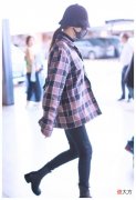 【就爱时尚】迪丽热巴穿着普通风格的衣服，但是你会发现脚又长又细