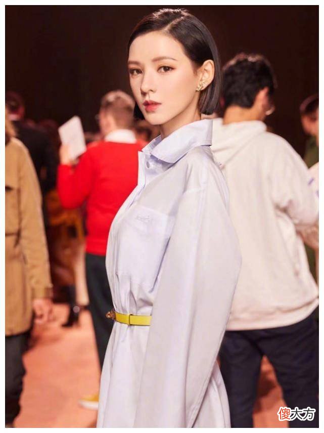 【时尚一点】张曦的短发造型更加精致，五官线条也很漂亮，绑鞋没有个性