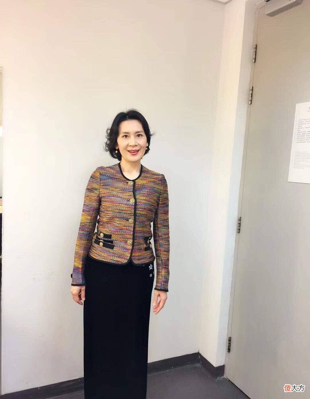 【时尚一点】63岁肖雄的连衣裙穿搭细节分析，凸显女性优雅高贵的必备选择