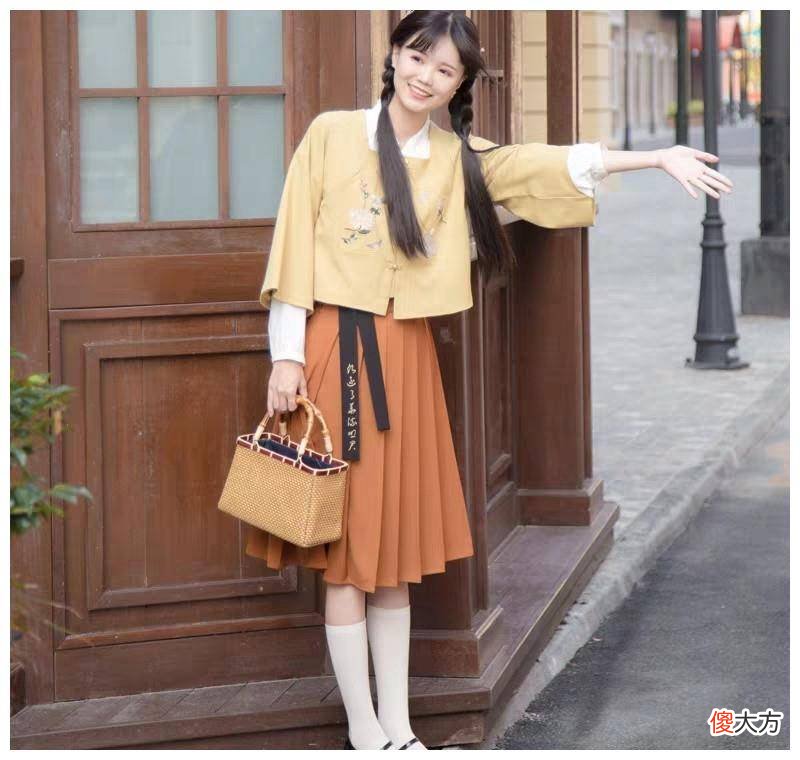 【时尚一点】街拍美女：精致的裙子，你值得拥有