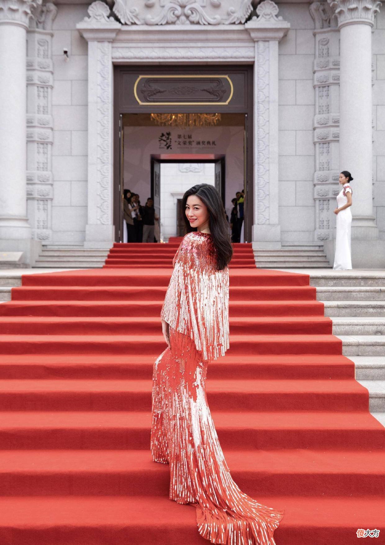 【时尚一点】知性女神怎么穿出高级感，不用太花哨，跟着朱珠就行