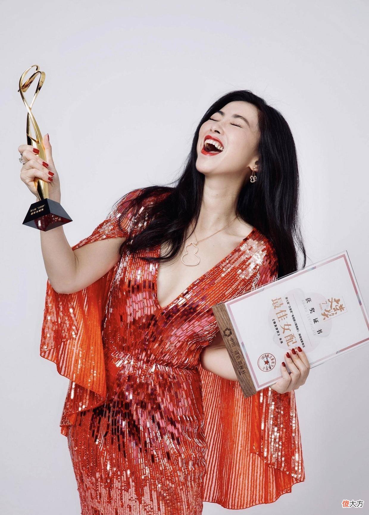 【时尚一点】知性女神怎么穿出高级感，不用太花哨，跟着朱珠就行