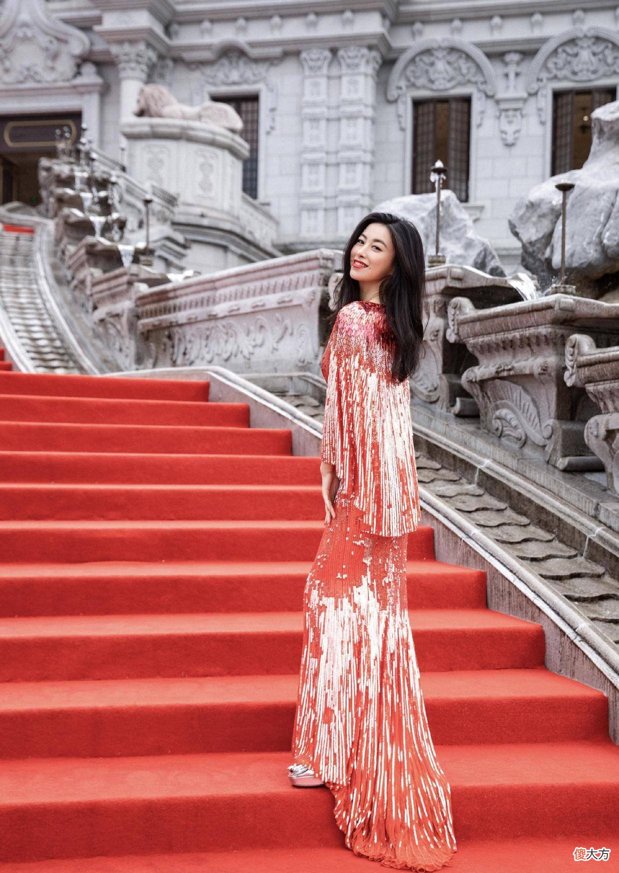 【时尚一点】知性女神怎么穿出高级感，不用太花哨，跟着朱珠就行