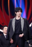【时尚一点】《王牌对王牌》华晨宇着装要求都十分适合日常通勤