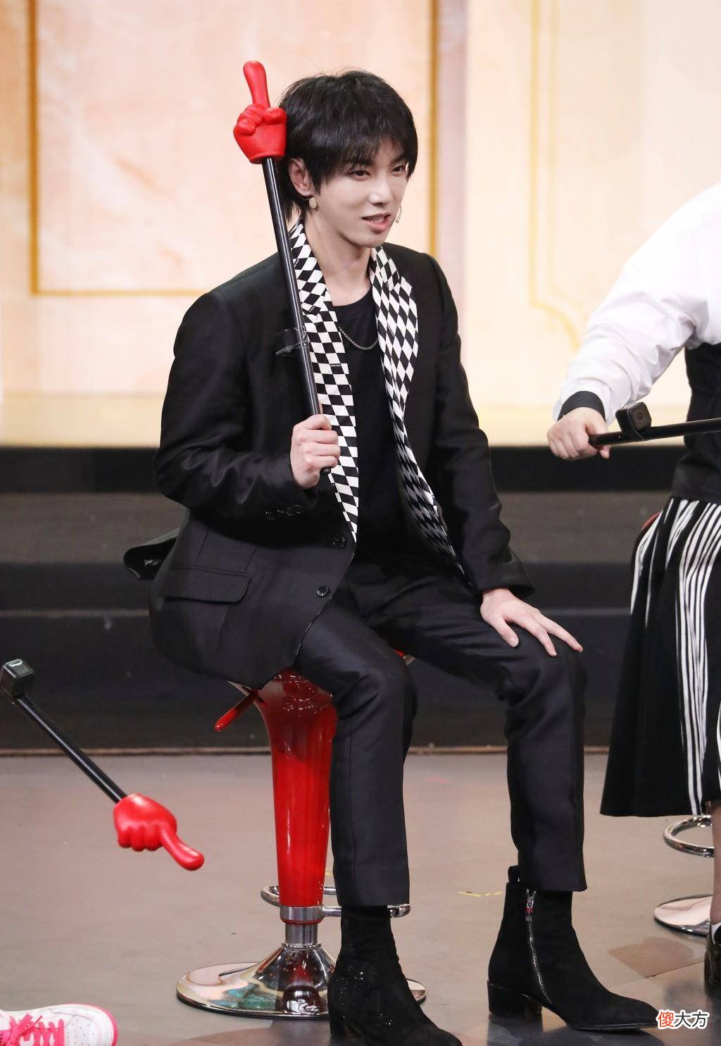 【时尚一点】《王牌对王牌》华晨宇着装要求都十分适合日常通勤