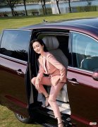 【时尚一点】李纯的粉色西装套装优雅不失端庄，女神魅力十足