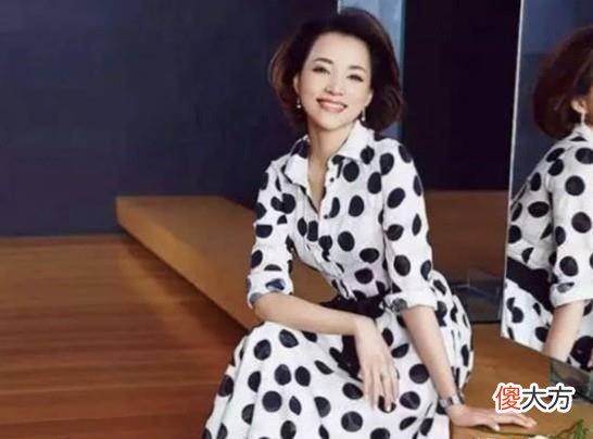 【就爱时尚】董卿穿修身礼服，衬得身材更加饱满有料，有一种低调华贵的美感
