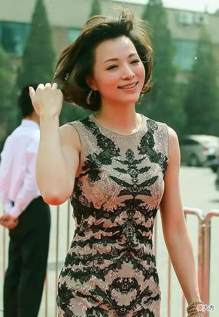 【就爱时尚】董卿穿修身礼服，衬得身材更加饱满有料，有一种低调华贵的美感