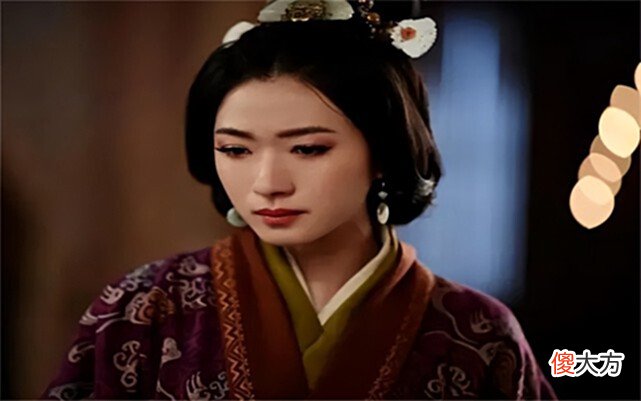 【历史故事】刘协一生最无奈的两句话，一句让曹操如惊弓之鸟，一句却贻笑千年