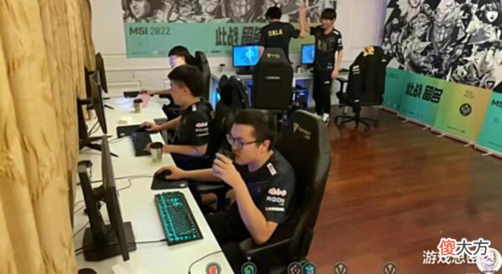 【游戏迷】RNG惨遭全网粉丝吐槽?互换上单事件争议不断,君泽阐述个人看法