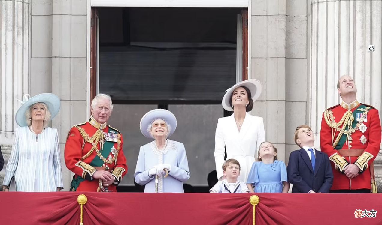 【爱历史】英国女王身体不适缺席活动的真相是什么？举国同庆背后的忧虑