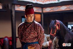 【爱历史】杜甫为何是诗圣，翻开历史就知道，他有位同时进文庙和武庙的先人