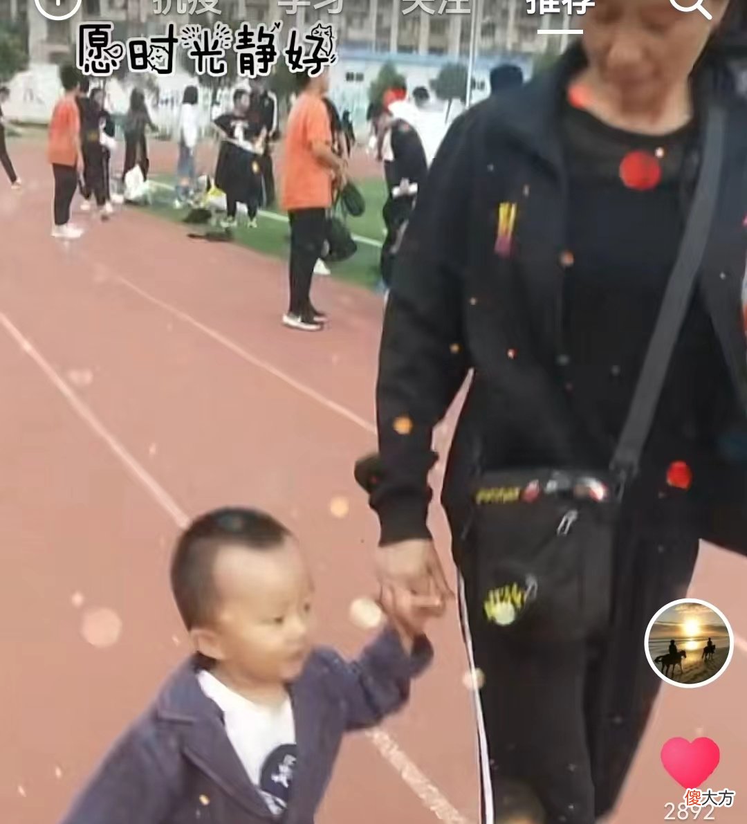 田静老爸更新库存视频，奇奇悦悦招人喜欢，孩子外婆能干又善良