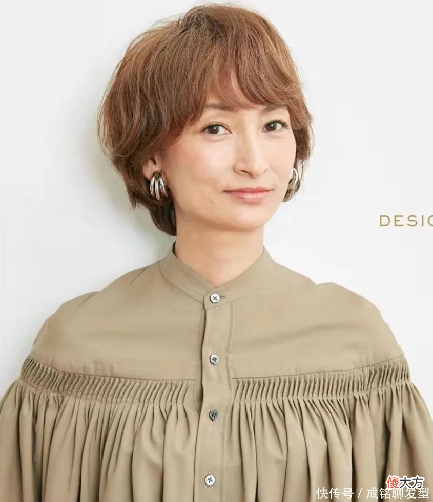 【时尚一点】六十岁的老年女性怎样烫发好看？9款减龄的卷发，时髦洋气又大气
