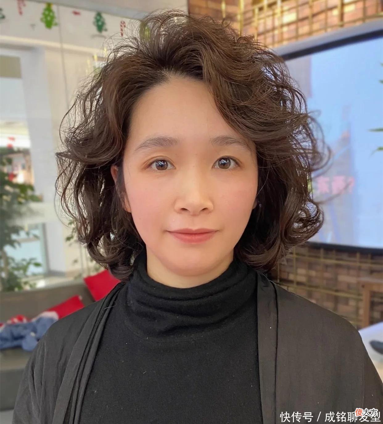 【时尚一点】六十岁的老年女性怎样烫发好看？9款减龄的卷发，时髦洋气又大气