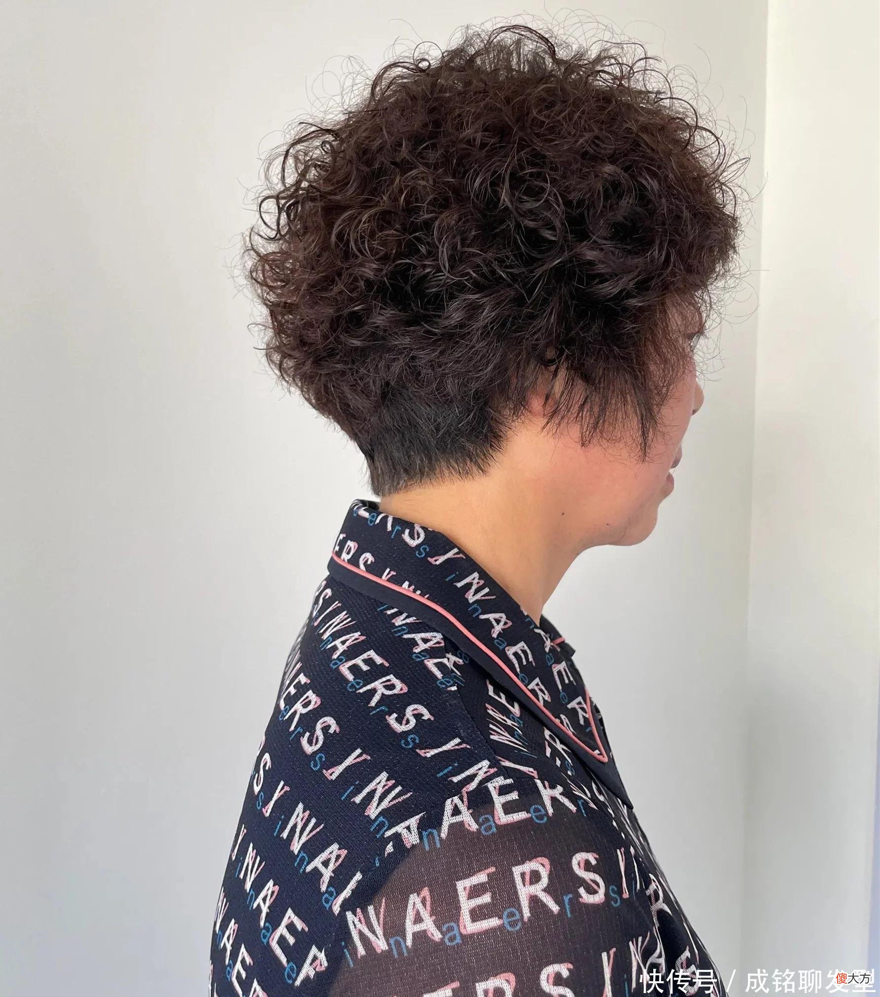 【时尚一点】六十岁的老年女性怎样烫发好看？9款减龄的卷发，时髦洋气又大气