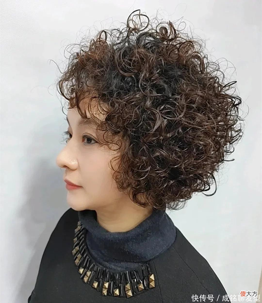 【时尚一点】六十岁的老年女性怎样烫发好看？9款减龄的卷发，时髦洋气又大气