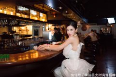 【就爱时尚】纯洁的白色连衣裙，秀出精致的锁骨美，展现曼妙身材
