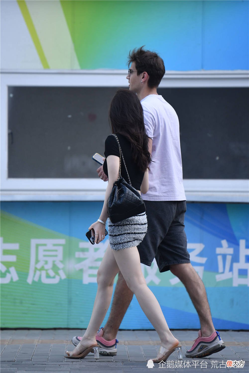 【就爱时尚】夏季里不少人会搭配凉鞋出门，高跟的款式，衬托身材高挑