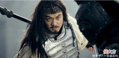 【历史故事】马超不将刘备放在眼里，刘备关羽毫无办法，最后张飞轻松解决马超！